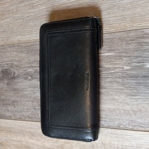 Kenneth Cole Black zip Wallet